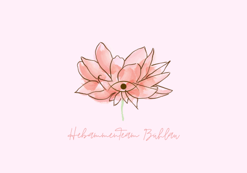 Das Logo des Hebammenteam Bühlau besteht aus einer lachsfarbenen Lotusblüte im Aquarellstil auf einem zart-rosa Hintergrund. In der Blüte ist schematisch ein Auge dargestellt. Unter der Blüte steht der Name "HebammenTeam Bühlau" in geschwungener Schrift.