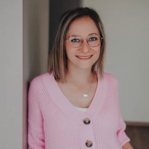 Hebamme Theresa Henke ist eine der beiden Teamleiterinnen und gibt Rückbildungskurse, Geburtsvorbereitungskurse und vieles mehr.