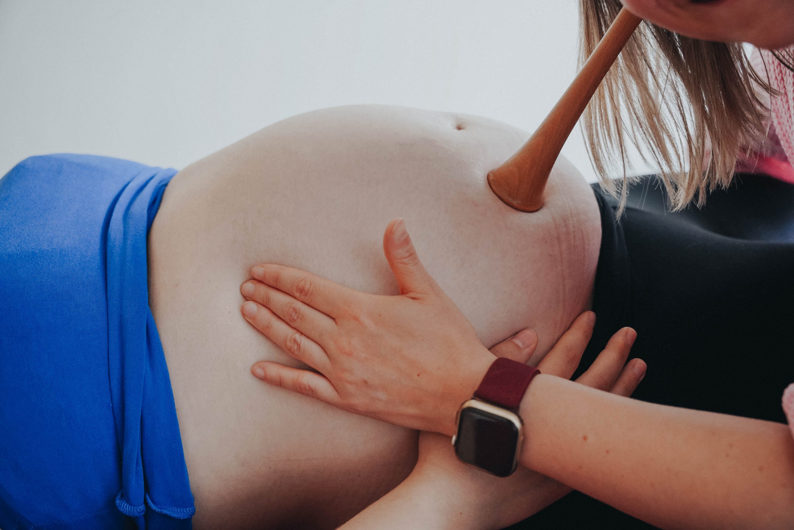 Schwangerenvorsorge mit einem Hörrohr.